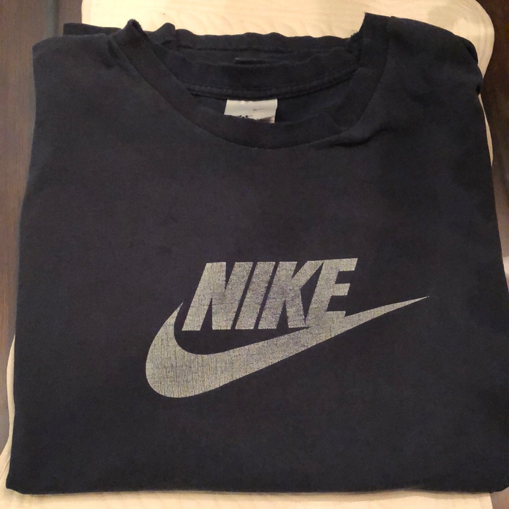 Nike Men Swoosh Distressed Collar Classic Cotton Crew Neck Short Sleeved T-Shirt